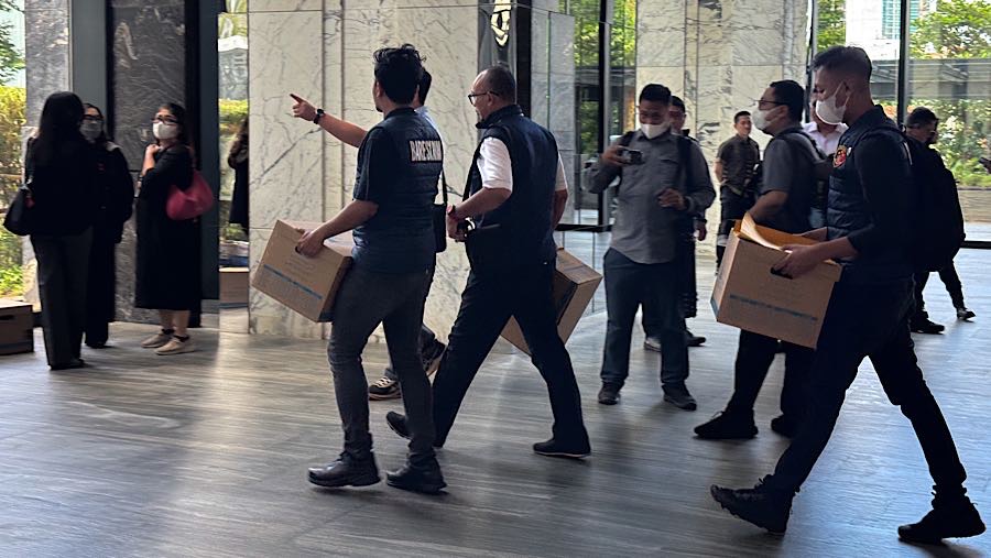 Penyidik Bareskrim dan OJK bersiap menggeledah di sebuah kantor sekuritas di Gedung Treasury Tower, Rabu (4/3/2026). (Bloomberg Technoz/Andrean)