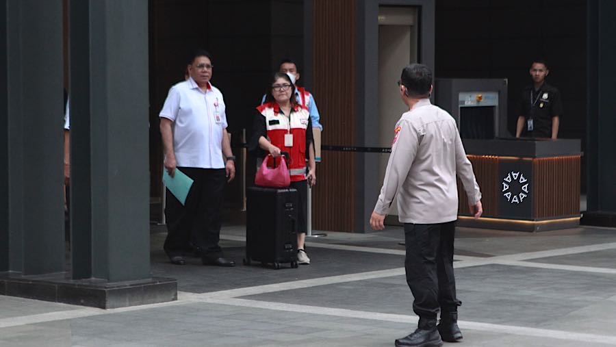Usai melakukan penggeledahan para penyidik keluar gedung District 8 Treasury Tower, pada 14.50 WIB. (Bloomberg Technoz/Andrean)