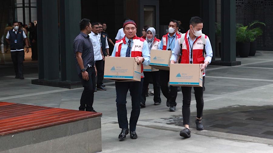 Mereka terlihat membawa sejumlah kardus dan satu koper yang memuat barang hasil sitaan usai melakukan penggeledahan. (Bloomberg Technoz/Andrean)