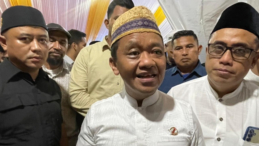 Menteri ESDM Bahlil Lahadalia ditemui Rabu (4/3/2026) malam di kantor Kementerian ESDM./Bloomberg Technoz-Azura Yumna Ramadani Purnama