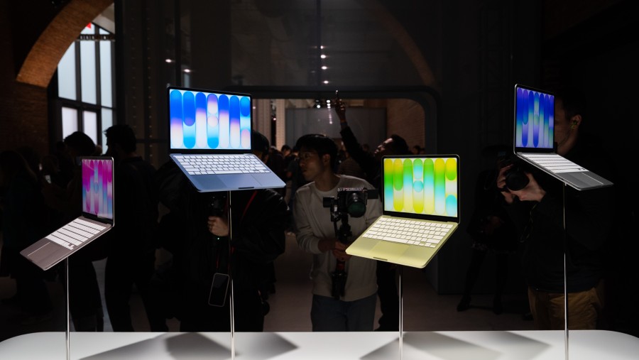Pilihan warna yang Apple sediakan untuk MacBook Neo. dok: Adam Gray/Bloomberg