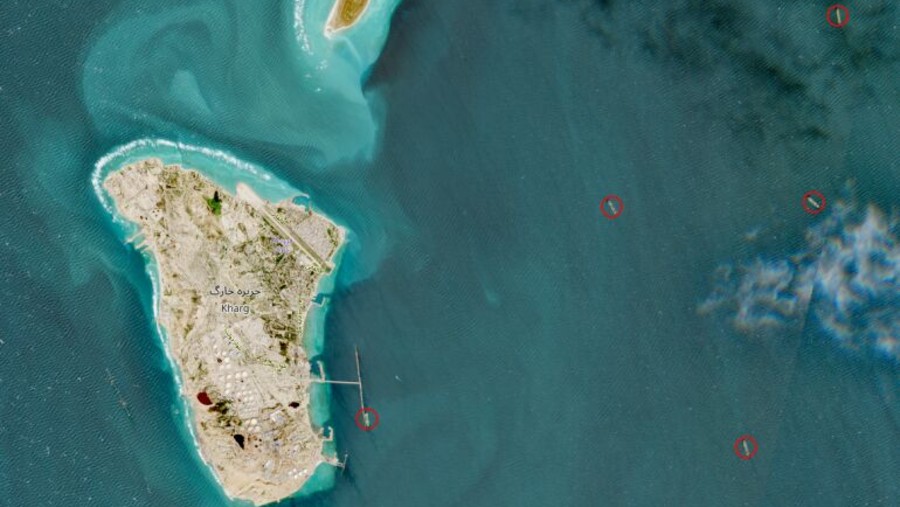 Operasi pemuatan minyak berlanjut di terminal minyak Pulau Kharg Iran pada 2 Maret 2026, dua hari setelah AS dan Israel meluncurkan Operasi Epic Fury.