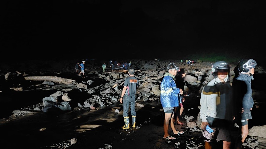 BPBD bersama warga setempat dalam penanganan banjir lahar Gunung Merapi di Magelang. (Dok BNPB)