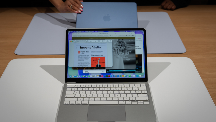 Apple’s new MacBook Neo (Bloomberg)
