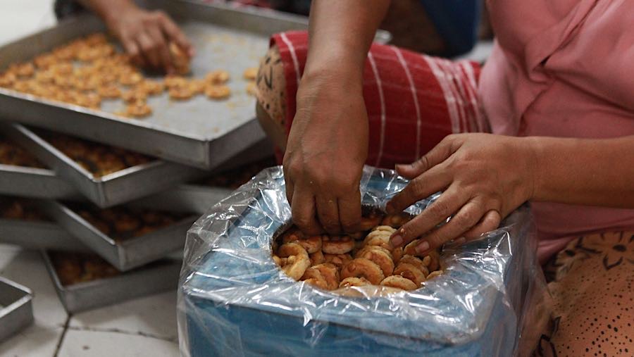 Dalam sehari industri rumahan ini dapat mengasilkan 1kwintal kue kering. (Bloomberg Technoz/Andrean Kristianto)