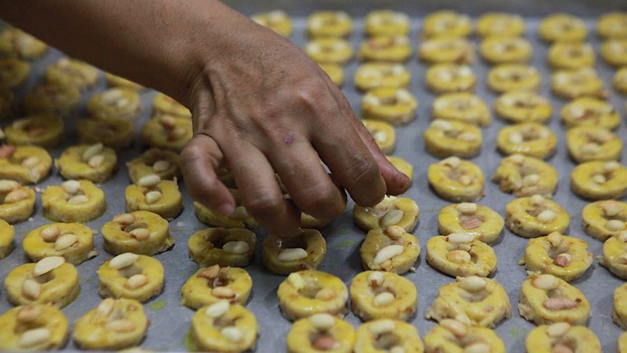 Pekerja menyelesaikan pembuatan kue kering di Kwitang, Jakarta, Kamis (5/3/2026). (Bloomberg Technoz/Andrean Kristianto)