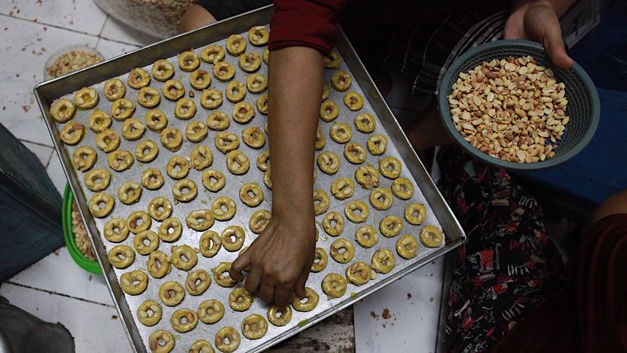 Menjelang Hari Raya Idulfitri, usaha kue kering mengalami peningkatan pesanan. (Bloomberg Technoz/Andrean Kristianto)