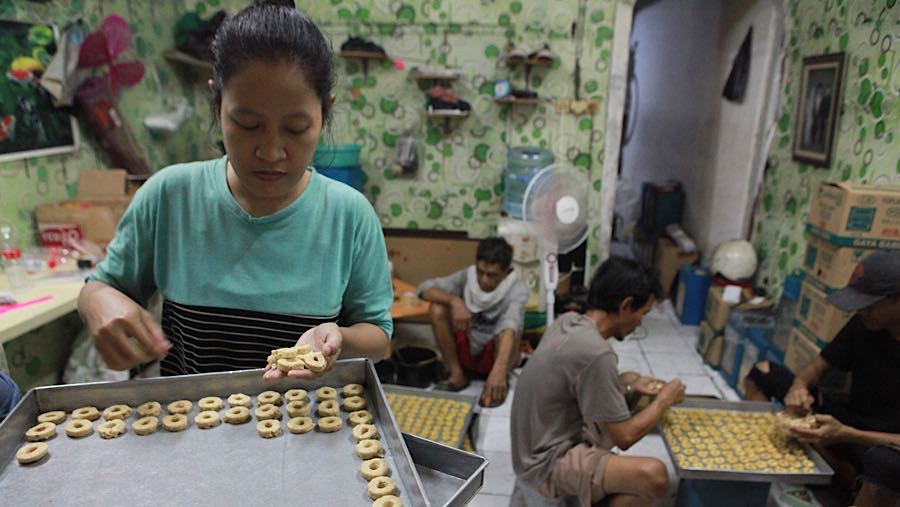 Pekerja menyelesaikan pembuatan kue kering di Kwitang, Jakarta, Kamis (5/3/2026). (Bloomberg Technoz/Andrean Kristianto)