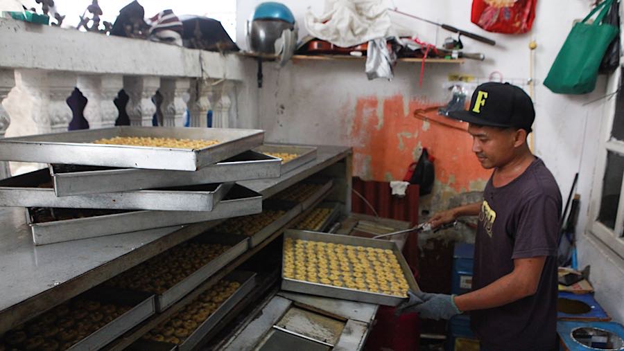 Proses pembuatan kue dimulai dari pencampuran adonan yang terdiri atas telur, gula, tepung, dan butter. (Bloomberg Technoz/Andrean Kristianto)