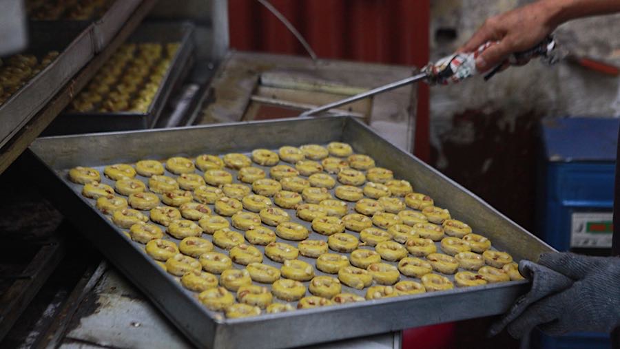 Dalam sehari omzet kue kering “Pusaka Kwitang” bisa mencapai Rp10 juta.  (Bloomberg Technoz/Andrean Kristianto)