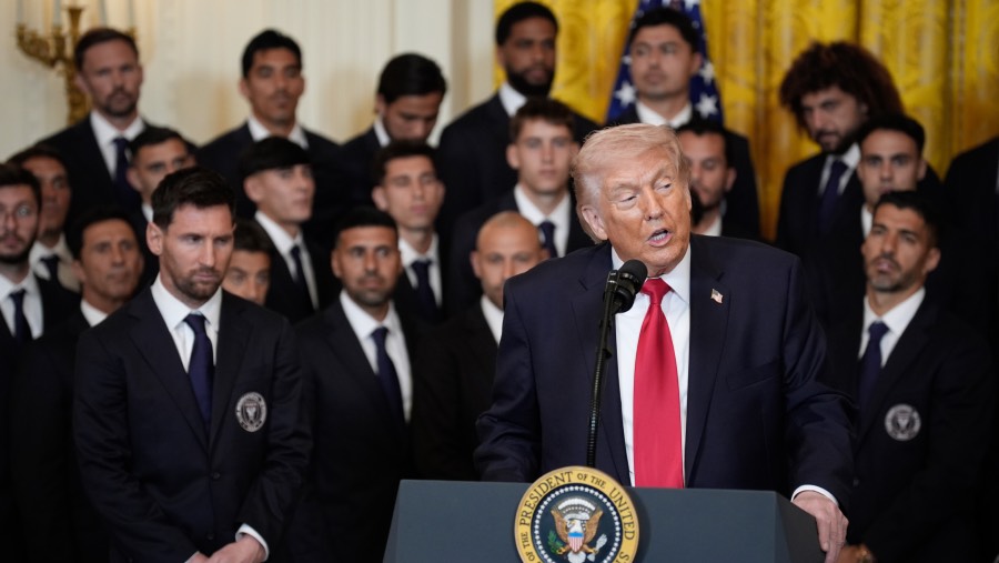 Bintang Sepak Bola Klub Inter Miami FC, Lionel Messi bersama Presiden AS Donald Trump di Gedung Putih, Kamis (5/3). (Sumber: Bloomberg)