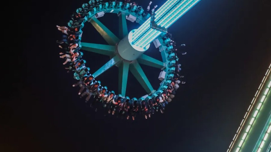 Gyrospin, salah satu dari lima wahana pemecah rekor dunia di Six Flags Qiddiya City.Fotografer: Maya Anwar untuk Bloomberg Businessweek