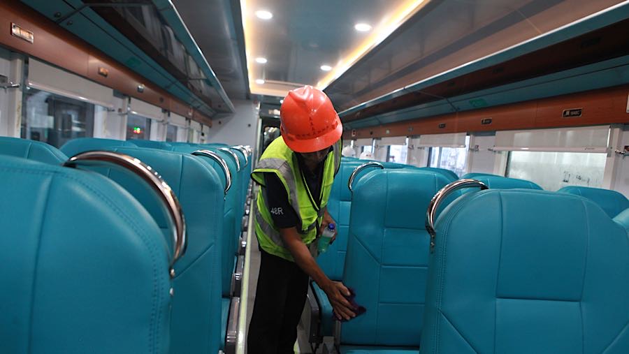Pekerja membersihkan bangku gerbong Kereta Ekonomi Kerakyatan di Balai Yasa Manggarai, Jakarta, Jumat (6/3/2026) Bloomberg Technoz/Andrean Kristianto