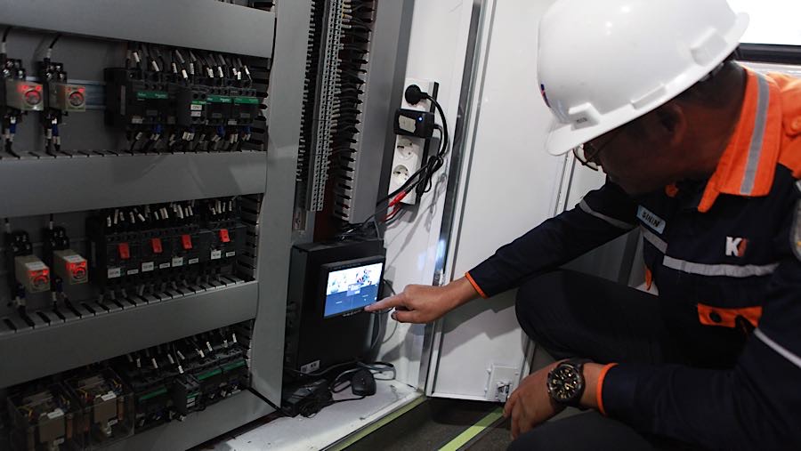 Di dalam gerbong juga terpasang CCTV agar perjalanan kereta nyaman dan aman.  (Bloomberg Technoz/Andrean Kristianto)