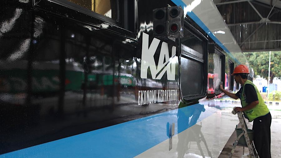 Pekerja mengecek gerbong Kereta Ekonomi Kerakyatan di Balai Yasa Manggarai, Jakarta, Jumat (6/3/2026). (Bloomberg Technoz/Andrean Kristianto)