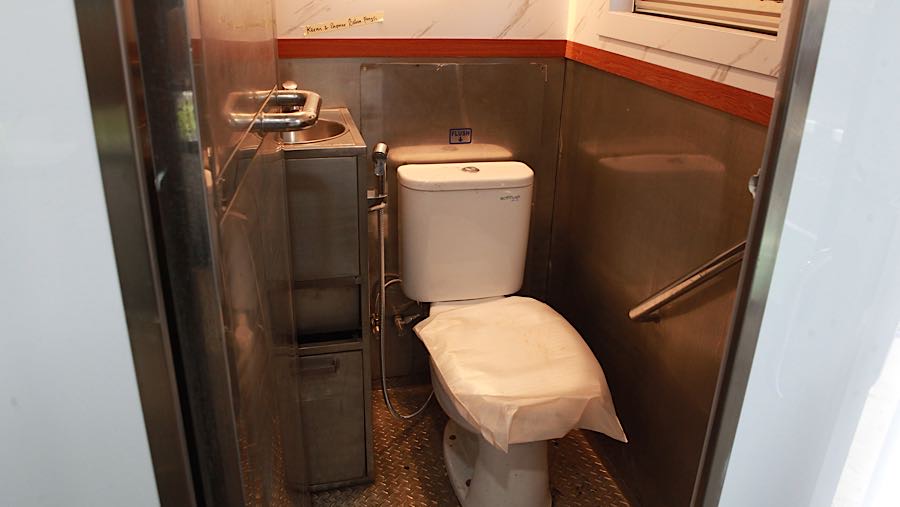 Toilet yang berada didalam gerbong Kereta Ekonomi Kerakyatan juga dibuat nyaman dan bersih. (Bloomberg Technoz/Andrean Kristianto)