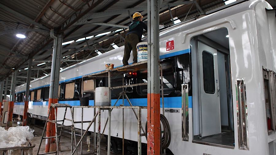 Pekerja mengecek gerbong Kereta Ekonomi Kerakyatan di Balai Yasa Manggarai, Jakarta, Jumat (6/3/2026). (Bloomberg Technoz/Andrean Kristianto)