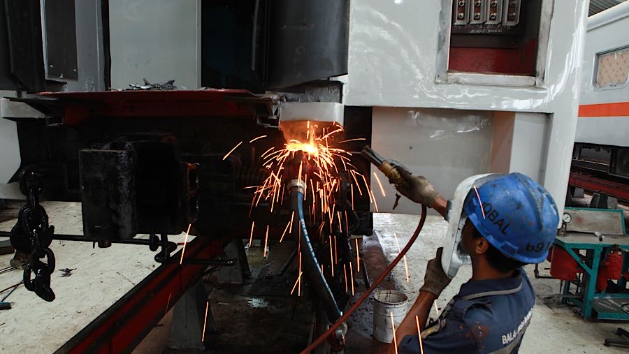 Kereta Ekonomi Kerakyatan disiapkan untuk membuat perjalanan mudik semakin nyaman tanpa menguras kantong. (Bloomberg Technoz/Andrean Kristianto)