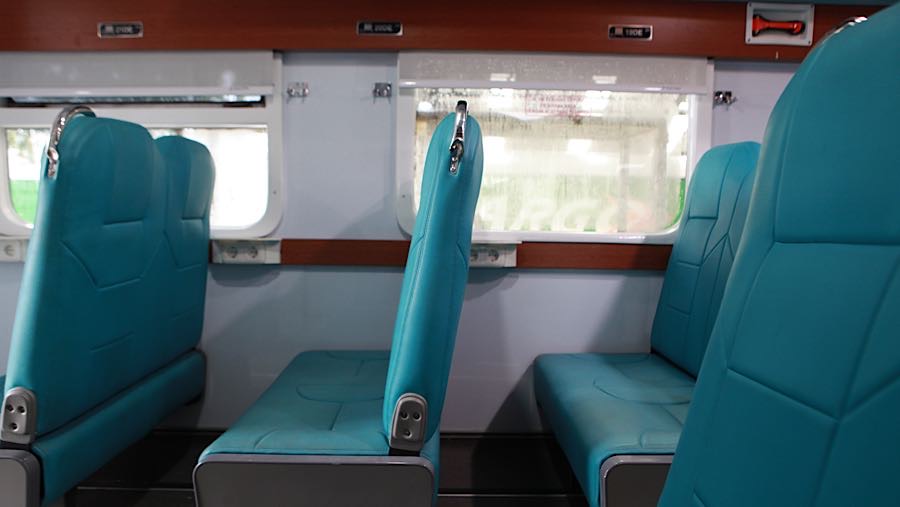 Tak hanya itu, kursi pada Kereta Ekonomi Kerakyatan dapat digeser dan tidak akan merasakan sensasi perjalanan mundur. (Bloomberg Technoz/Andrean)