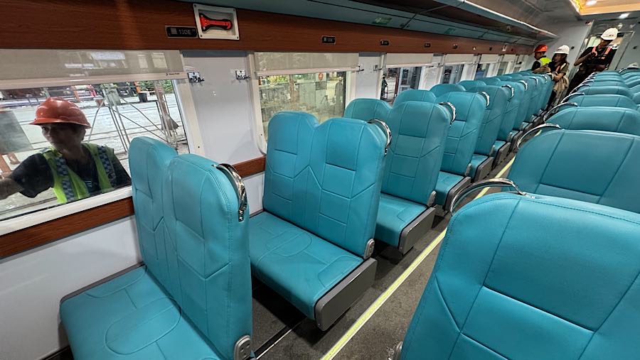 Kereta Ekonomi Kerakyatan tetap menggunakan konfigurasi 3-2, tetapi dengan kapasitas lebih lega, yakni 93 tempat duduk per kereta. (Bloomberg Technoz)