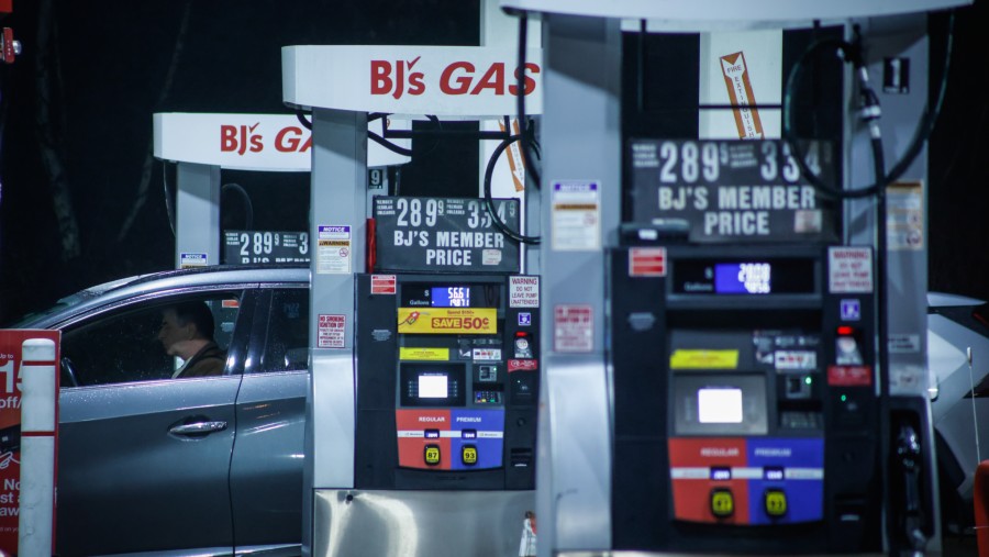 Mobil-mobil berbaris di sebuah SPBU di Linden, New Jersey. (Fotografer: Kena Betancur/Bloomberg)