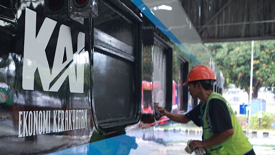 Harga tiket untuk kereta Keret Ekonomi Kerakyatan ini dibanderol mulai Rp175.000. (Bloomberg Technoz/Andrean Kristianto)