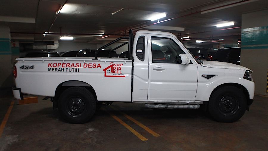 Mobil pikap Mahindra yang digunakan untuk Koperasi Desa terparkiri di kantor Agrinas Pangan di Jakarta, Jumat (6/3/2026). (Bloomberg Technoz/Andrean)