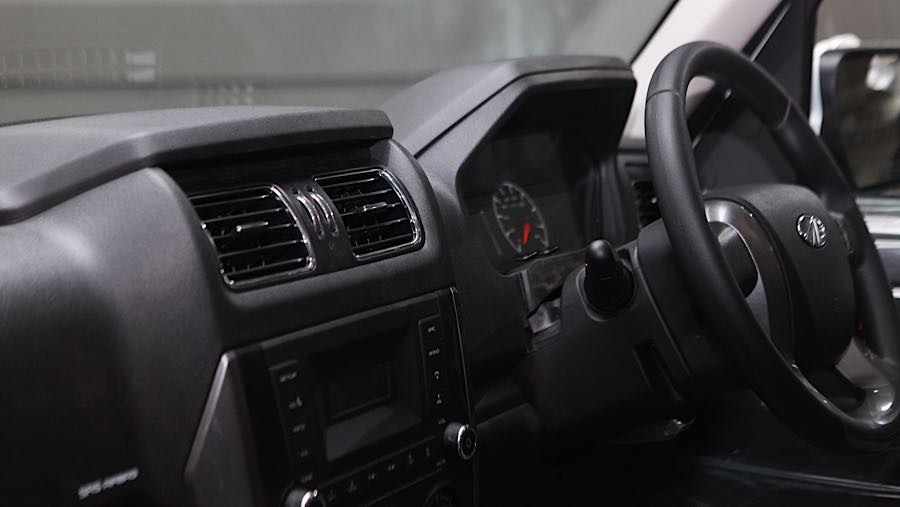 Mobil pikap Mahindra yang digunakan untuk Koperasi Desa terparkiri di kantor Agrinas Pangan di Jakarta, Jumat (6/3/2026). (Bloomberg Technoz/Andrean)