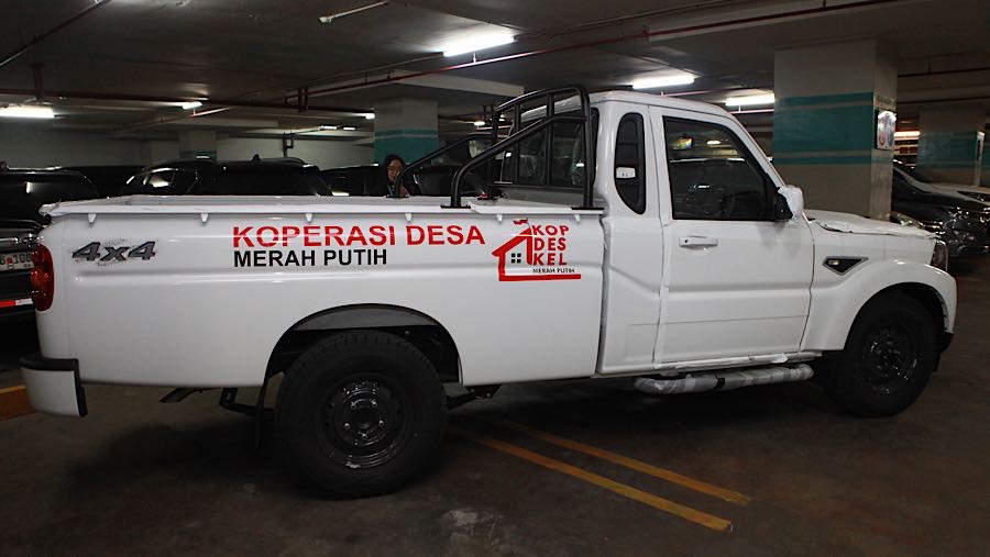 Mobil pikap Mahindra yang digunakan untuk Koperasi Desa terparkiri di kantor Agrinas Pangan di Jakarta, Jumat (6/3/2026). (Bloomberg Technoz/Andrean)