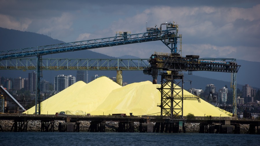 Tumpukan sulfur terlihat di sebuah pelabuhan di British Columbia, Kanada. (Fotografer: Darryl Dyck/Bloomberg)