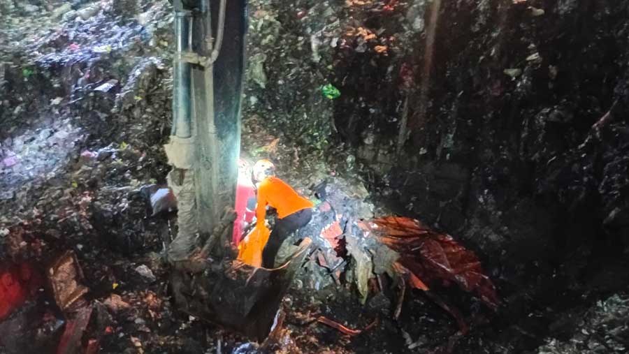 Bencana sampah dan tanah longsor di TPA Bantargebang, Bekasi, Jawa Barat. (Dok BNPB)