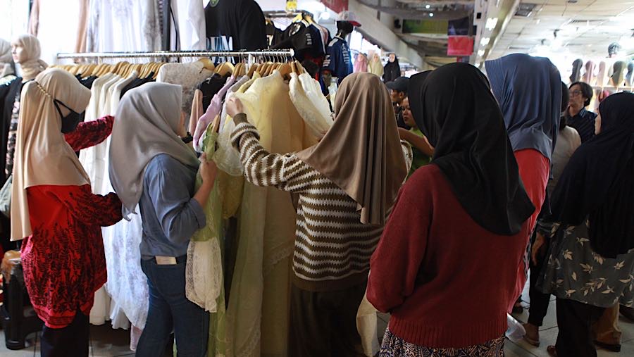 Pedagang tersebut mengaku tokonya yang berada di lantai lima Blok B jarang didatangi pembeli, bahkan sejak awal Ramadan. (Bloomberg Technoz/Andrean)