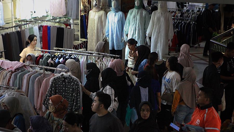 Pengunjung melihat pakaian yang dijual di Pasar Tanah Abang, Jakarta, Senin (9/3/2026). (Bloomberg Technoz/Andrean Kristianto)

