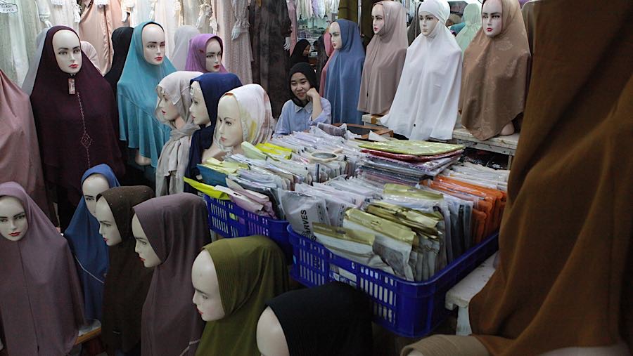 Pedagang menunggu pembeli di Pasar Tanah Abang, Jakarta, Senin (9/3/2026). (Bloomberg Technoz/Andrean Kristianto)