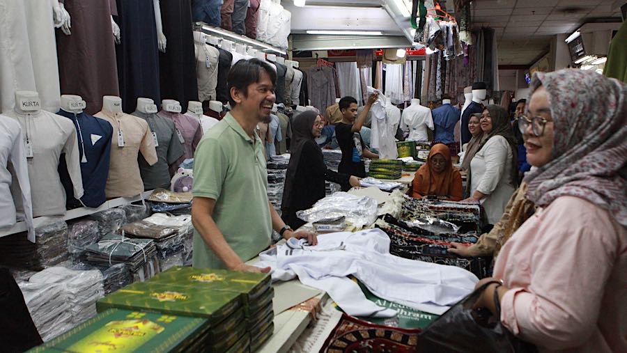 Pasar tekstil terbesar di Asia Tenggara itu masih menjadi destinasi favorit masyarakat untuk mencari busana Lebaran. (Bloomberg Technoz/Andrean K)