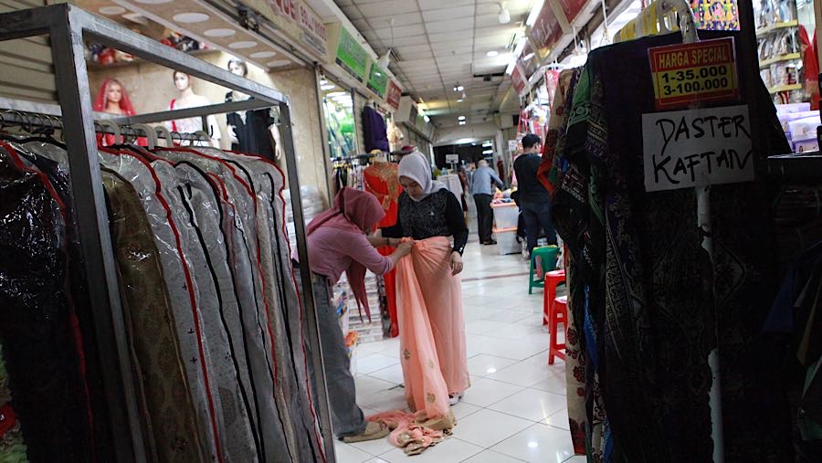 Menurut pedagang Pasar Tanah Abang biasanya ramai pada akhir pekan menjelang Idulfitri. (Bloomberg Technoz/Andrean Kristianto)