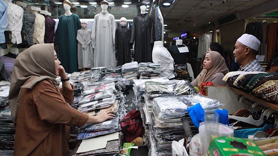 Pedagang pakaian muslim saat ini terlihat ramai dikunjungi pembeli jelang Idulfitri. (Bloomberg Technoz/Andrean Kristianto)