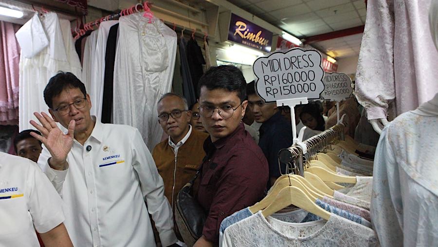 Dalam kesempatan tersebut Purbaya berkeliling Blok A Pasar Tanah Abang, sambil menyapa pedagang. (Bloomberg Technoz/Andrean Kristianto)