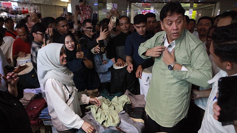 Pedagang menyampaikan langsung kondisi pasar yang dinilai semakin lesu karena persaingan dengan platform perdagangan daring. (Bloomberg Technoz/Andre)