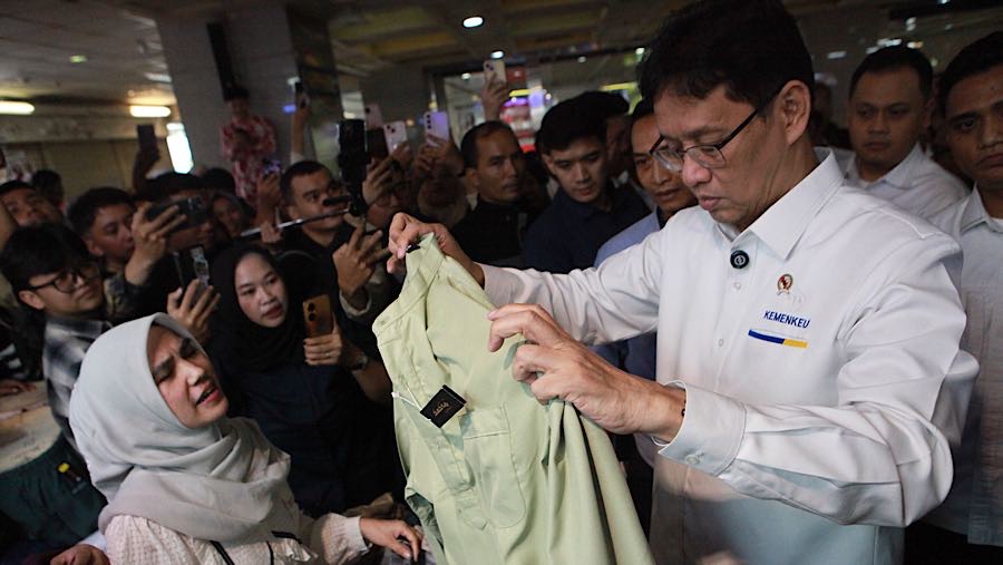 Menteri Keuangan Purbaya Yudhi Sadewa melihat pakaian yang dijual di Pasar Tanah Abang, Senin (9/3/2026). (Bloomberg Technoz/Andrean Kristianto)

