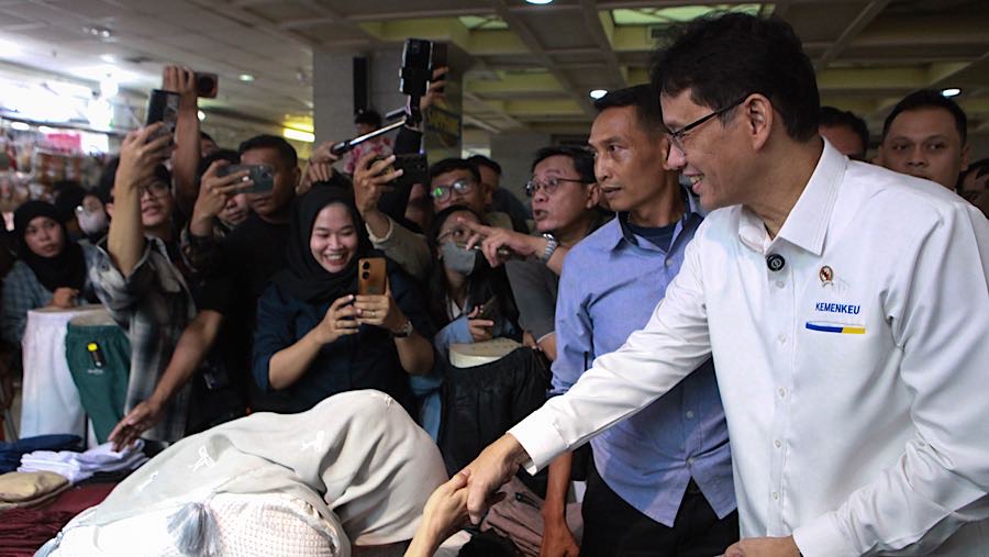 Pedagang menyalami Menteri Keuangan Purbaya Yudhi Sadewa di Pasar Tanah Abang, Jakarta, Senin (9/3/2026). (Bloomberg Technoz/Andrean Kristianto)