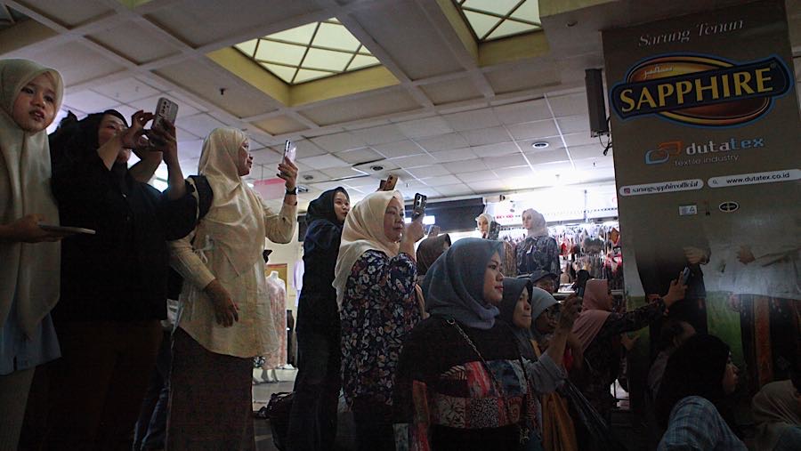 Pedagang di Blok A Pasar Tanah Abang, Jakarta Pusat, mengeluhkan sepinya penjualan kepada Menteri Keuangan Purbaya. (Bloomberg Technoz/Andrean K)