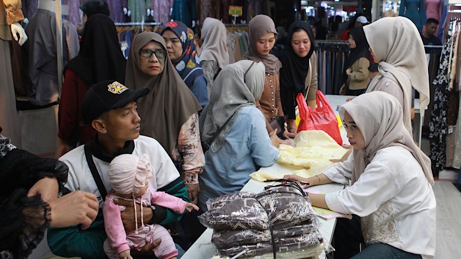 Pedagang melayani pengunjung di Pasar Tanah Abang, Jakarta, Senin (9/3/2026). (Bloomberg Technoz/Andrean Kristianto)
