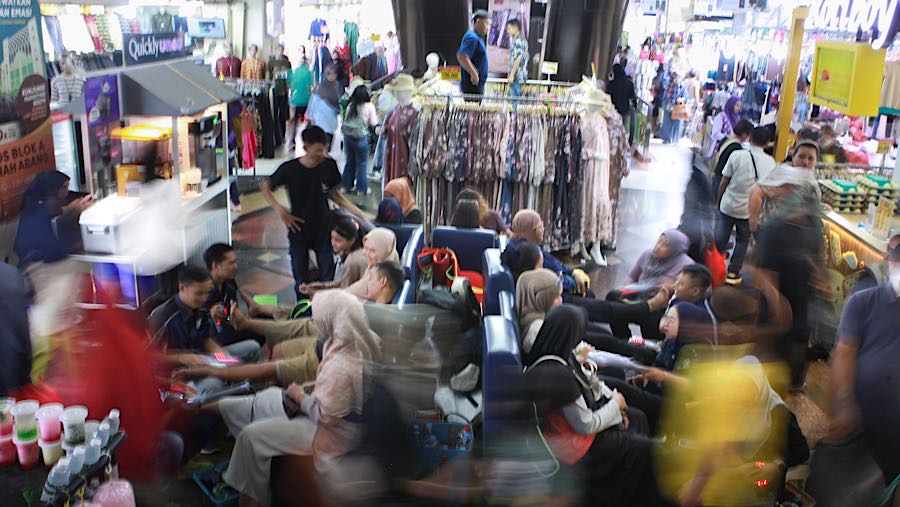 Sejumlah pedagang di Pasar Tanah Abang mengeluhkan penjualan yang masih sepi meski Ramadan telah memasuki pekan ketiga. (Bloomberg Technoz/Andrean)