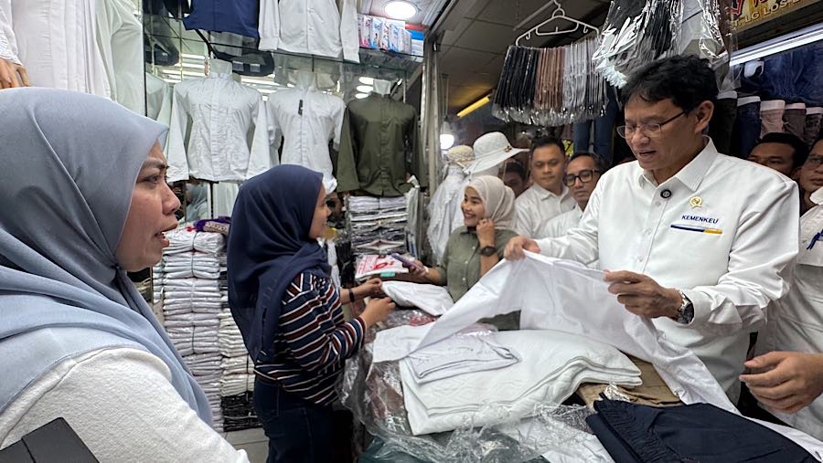 Menteri Keuangan Purbaya Yudhi Sadewa melihat pakaian yang dijual di Pasar Tanah Abang, Senin (9/3/2026). (Bloomberg Technoz/Andrean Kristianto)