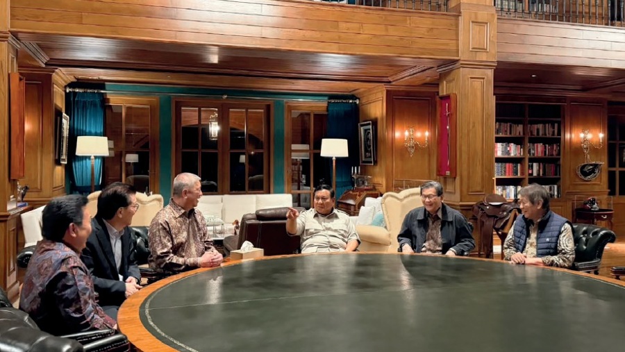 Presiden Prabowo berbincang dengan konglomerat Indonesia, di Hambalang pada 10 Februari 2026. Sumber: BPM Setpres/ Bloomberg Businessweek Indonesia