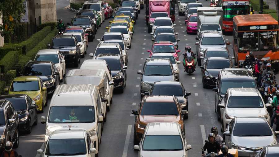 Lalu lintas di Thailand. (Bloomberg)