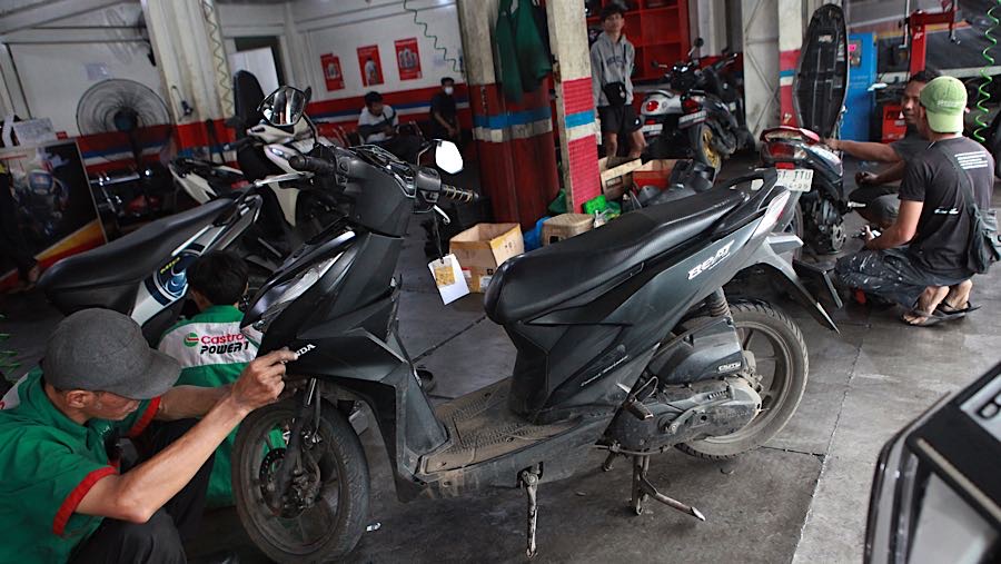 Bengkel sepeda motor mulai mengalami peningkatan jumlah pengunjung menjelang musim mudik Lebaran. (Bloomberg Technoz/Andrean Kristianto)