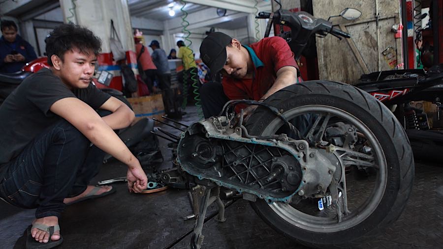 Kepala Bengkel DSM di Pasar Minggu, Jakarta Selatan mengaku mealami lonjakan pelanggan 20% dibanding hari biasa (Bloomberg Technoz/Andrean Kristianto)