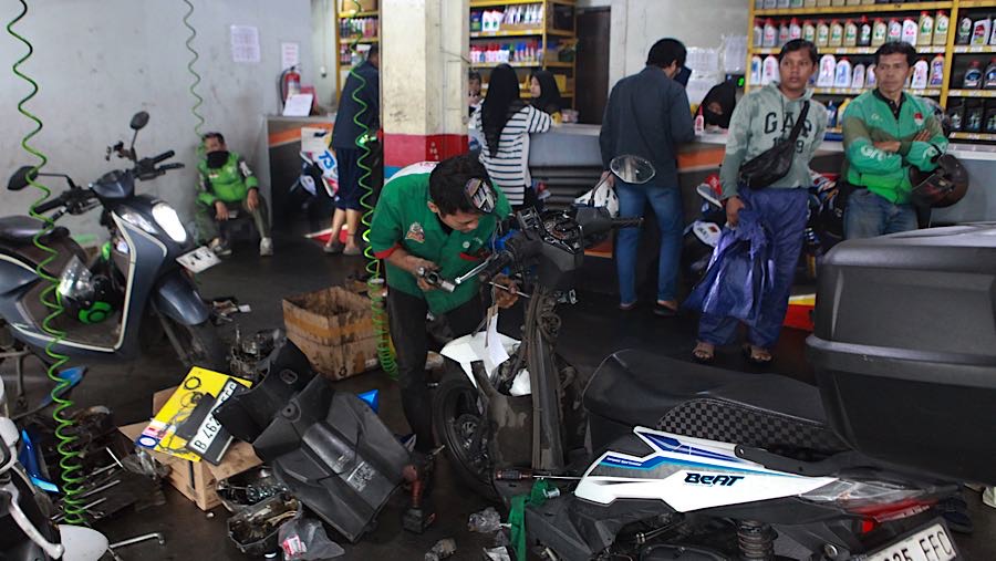 Beberapa pengunjung yang datang mengaku melakukan servis untuk perjalanan mudik. (Bloomberg Technoz/Andrean Kristianto)